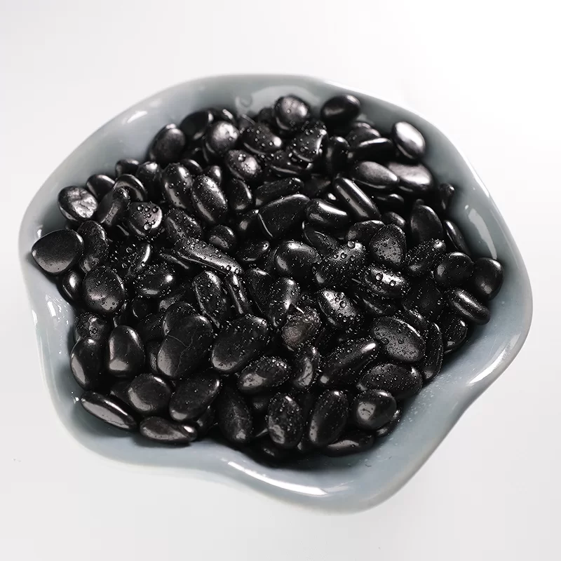 Dabiski krāsaini/balti/melni/dzelteni bruģakmeņi parka ainavu veidošanai