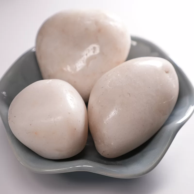 Dabiski krāsaini/balti/melni/dzelteni bruģakmeņi parka ainavu veidošanai