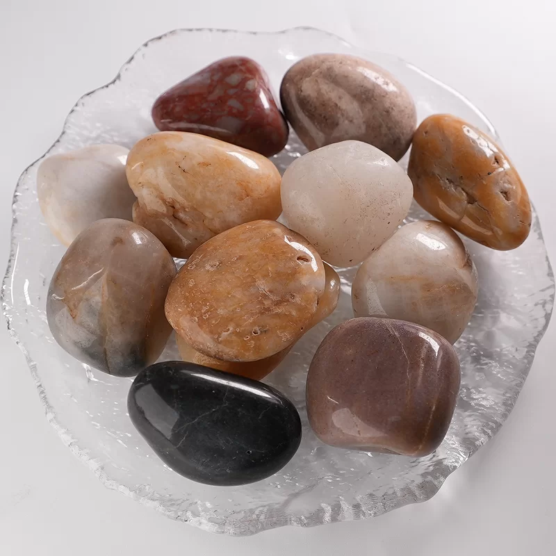 Dabiski krāsaini/balti/melni/dzelteni bruģakmeņi parka ainavu veidošanai