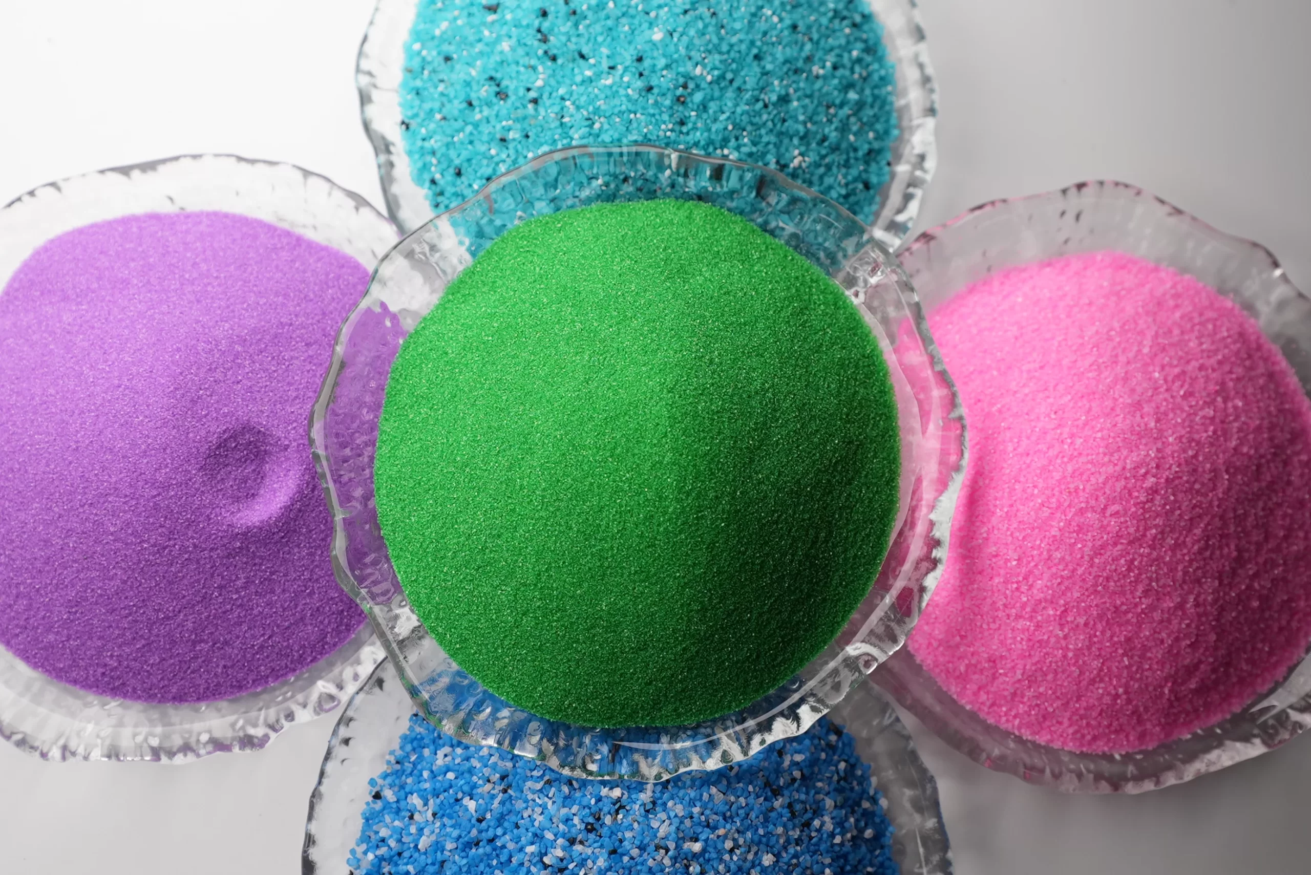 Stikla smilšu, oļu un grants izstrādājumi celtniecībai un ainavu veidošanai