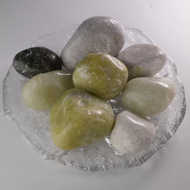 Dabiski krāsaini/balti/melni/dzelteni bruģakmeņi parka ainavu veidošanai