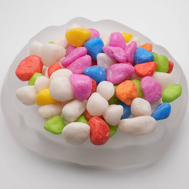 Uzlabojiet savu ainavu ar elegantiem bruģakmeņiem un oļiem